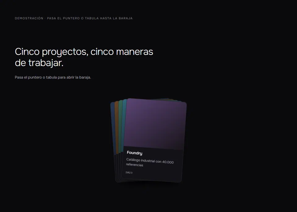 Almanaque — Tarjetas que se apilan y se separan como una baraja al acercar el puntero.
