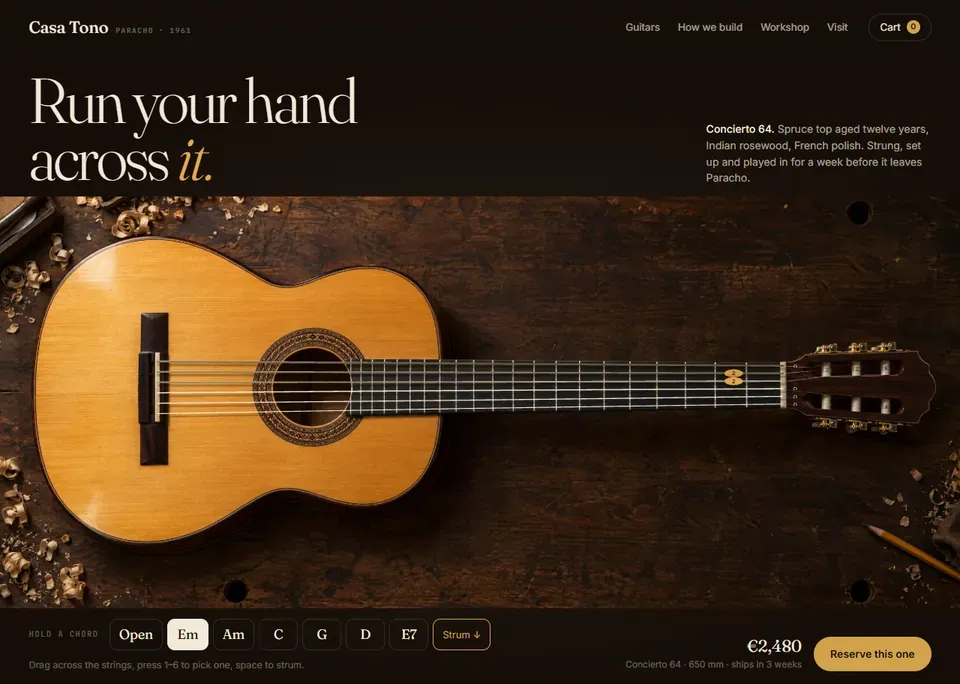Cuerda — Taller de guitarras: una guitarra vista desde arriba con seis cuerdas que suenan de verdad al pasar el cursor, acordes que se pisan solos y la construcción de catorce semanas por scroll.
