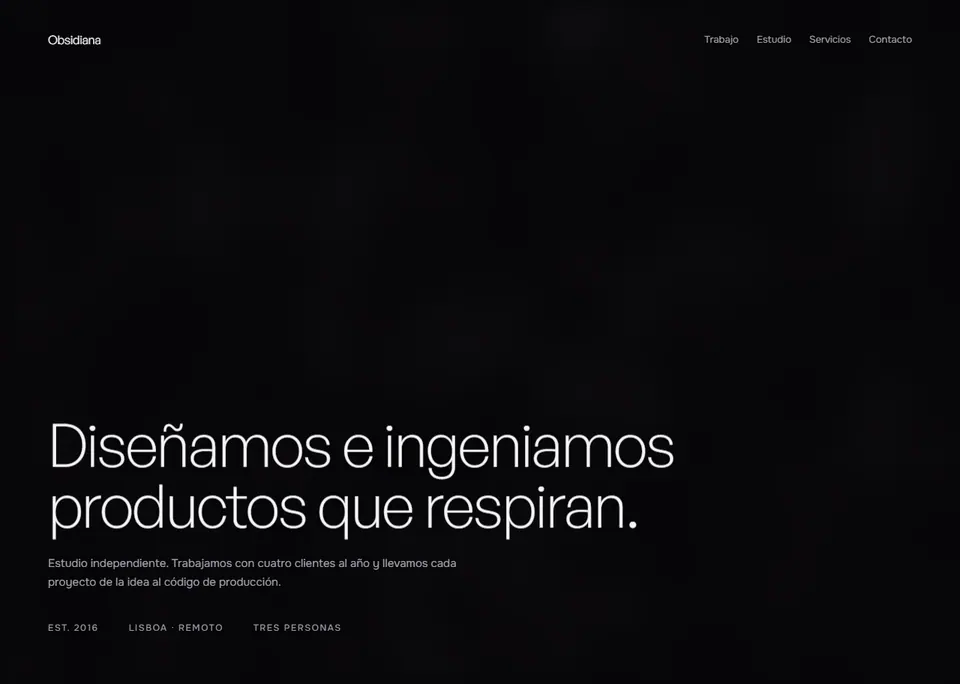 Obsidiana — Un estudio de diseño e ingeniería renderizado en negro casi absoluto, con una portada que respira y tipografía enorme de peso ligero.