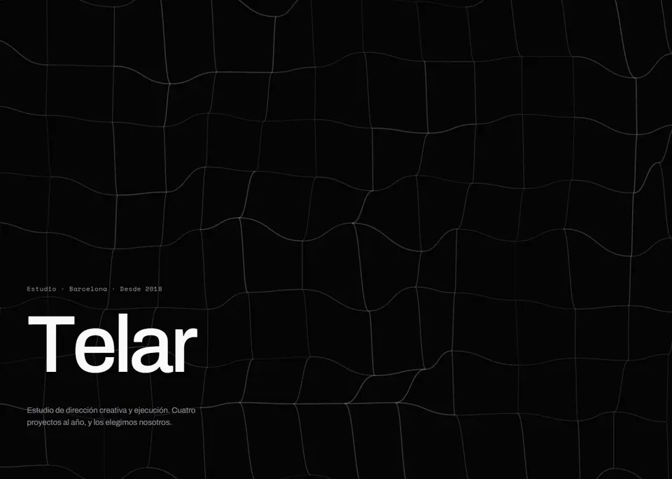 Telar — Agencia creativa con una malla de líneas que se teje sola y titulares que se descomponen al pasar.