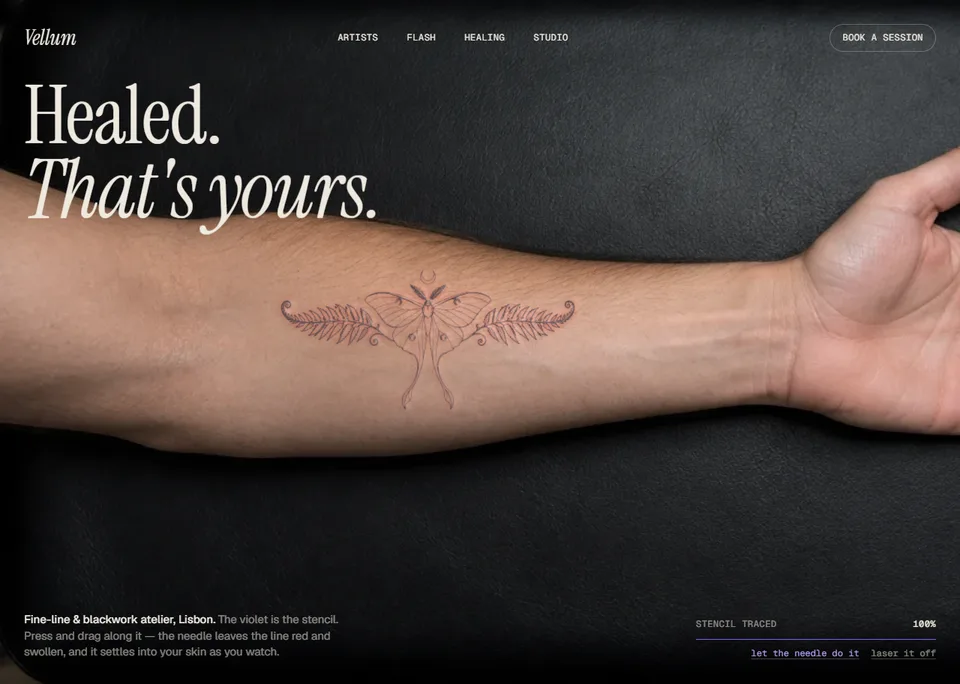 Vellum — Estudio de tatuaje: el cursor es la aguja. Se tatúa sobre un antebrazo y la línea sale roja e hinchada y cicatriza mientras miras.